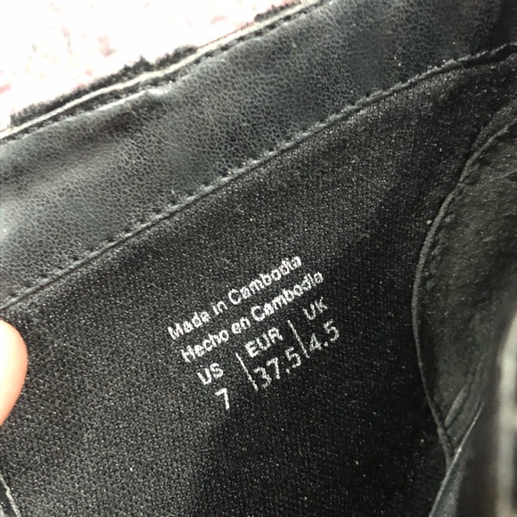 Velvet short booties w/ skull details. - Picture 4 of 4